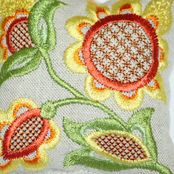 6102s ウクライナ刺繍 「ひまわり～sunflower」リネンピンクッション 8.5cm x 8.5cmリネン針刺　UKRAINE